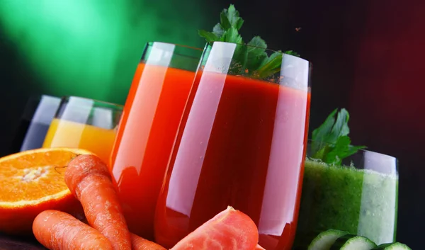 Vasos con jugos orgánicos frescos de frutas y verduras — Foto de Stock