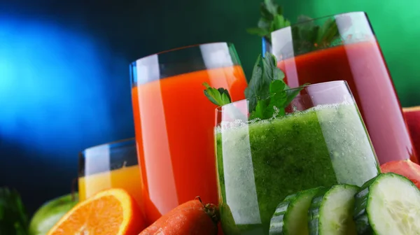 Verres aux jus de fruits et légumes frais biologiques — Photo