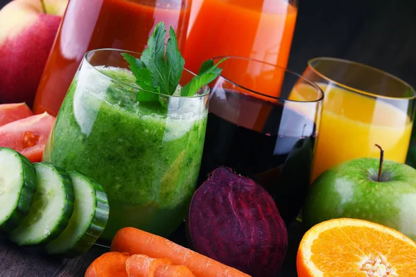 Glasögon med färska ekologiska grönsaker och frukt juice — Stockfoto