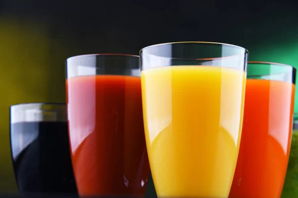 Verres aux jus de fruits et légumes frais biologiques — Photo