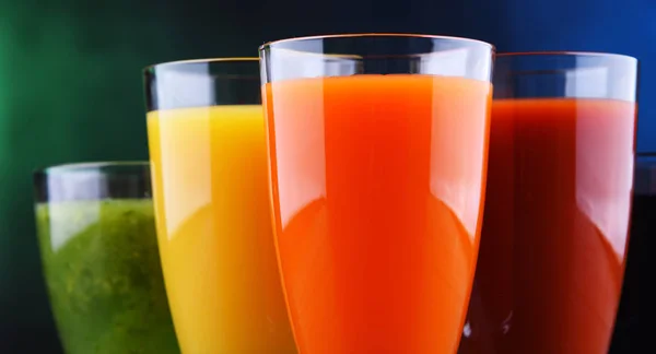 Verres aux jus de fruits et légumes frais biologiques — Photo