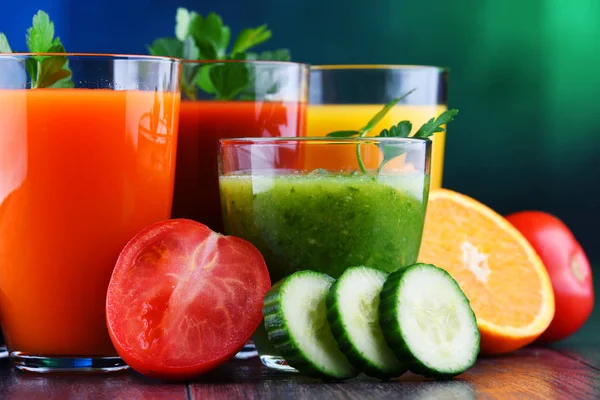 Vasos con jugos orgánicos frescos de frutas y verduras —  Fotos de Stock