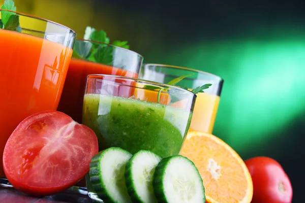 Vasos con jugos orgánicos frescos de frutas y verduras —  Fotos de Stock