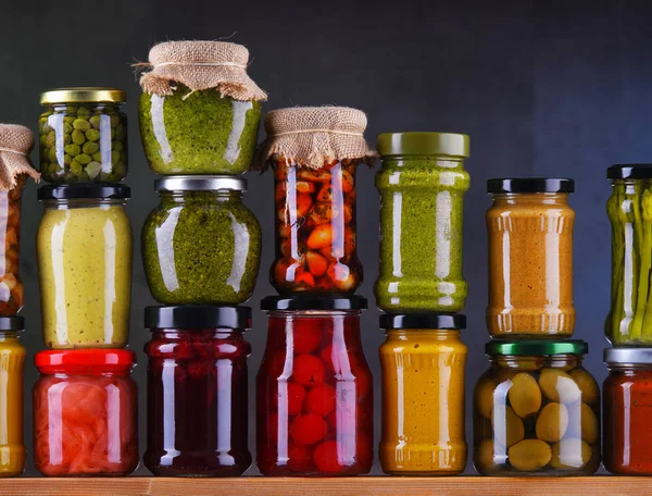 Pots avec variété de légumes et fruits marinés — Photo