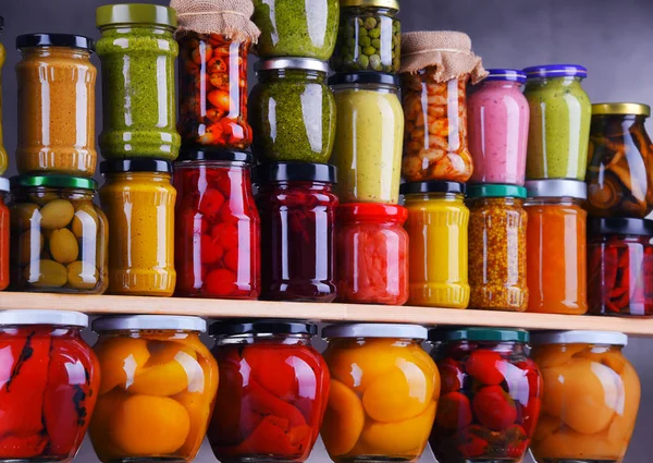 Frascos con variedad de verduras y frutas en escabeche —  Fotos de Stock