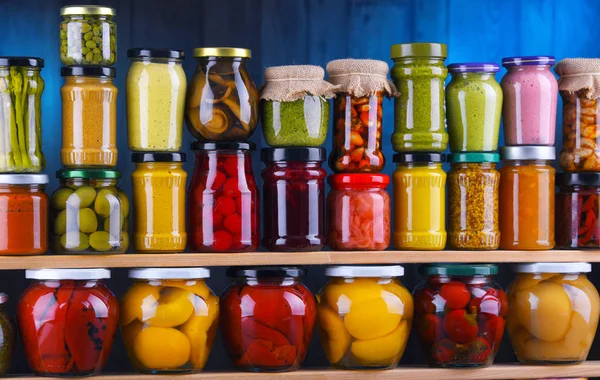 Vasi con varietà di verdure e frutta in salamoia — Foto Stock