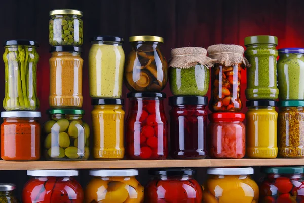 Potten met verscheidenheid van ingemaakte groenten en fruit — Stockfoto