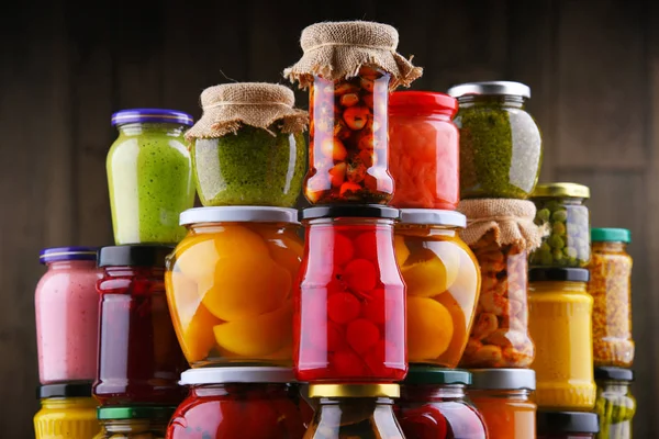 Frascos con variedad de verduras y frutas en escabeche — Foto de Stock