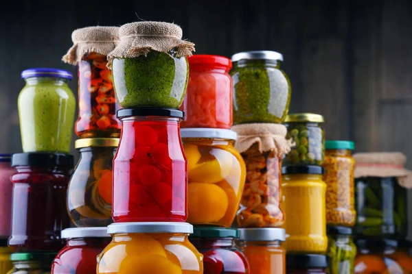 Potten met verscheidenheid van ingemaakte groenten en fruit — Stockfoto