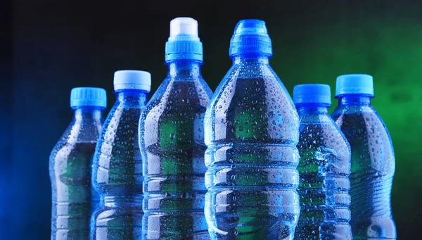 Różne rodzaje butelek zawierających wody mineralnej — Zdjęcie stockowe