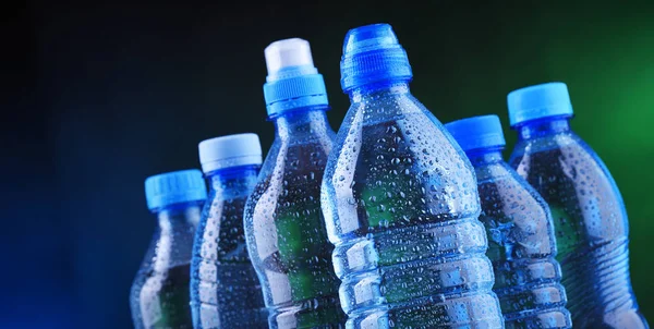 Verschillende soorten flessen met mineraalwater — Stockfoto