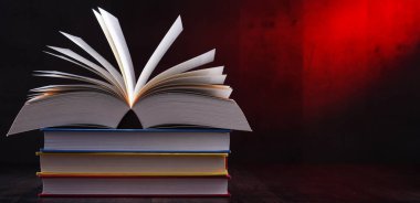 Masanın üzerinde açık bir kitapla kompozisyon