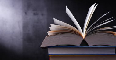 Masanın üzerinde açık bir kitapla kompozisyon