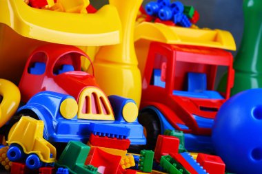 Renkli plastik çocuk oyuncaklarıyla kompozisyon