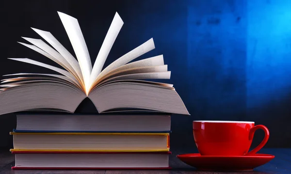 Kompozycja z książkami i filiżanką kawy na stole — Zdjęcie stockowe