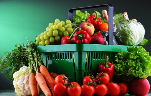 塑料购物篮中新鲜的有机水果和蔬菜 — 图库照片