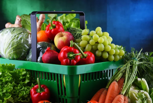 Plastik alışveriş sepetinde taze organik meyve ve sebzeler — Stok fotoğraf