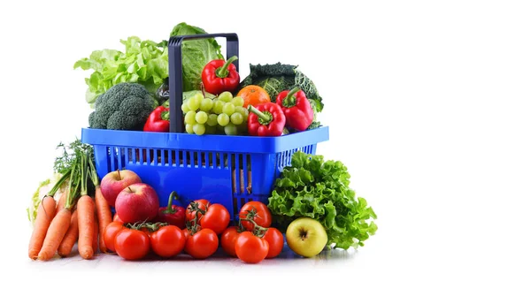 Frutas e legumes orgânicos frescos no cesto de compras de plástico — Fotografia de Stock