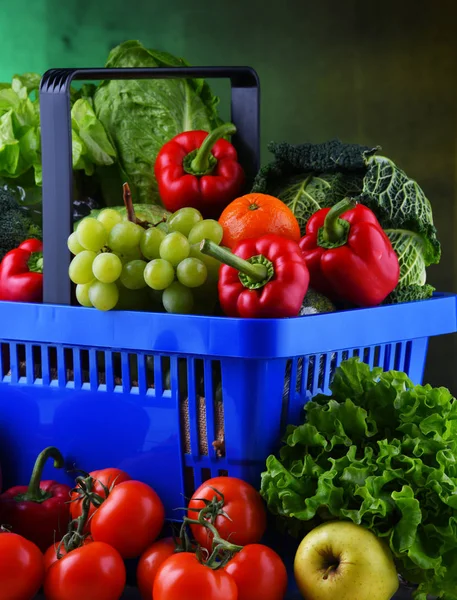 Свежие органические фрукты и овощи в пластиковой корзине — стоковое фото
