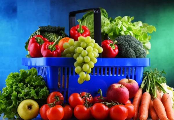 Verse biologische groenten en fruit in plastic mandje — Stockfoto