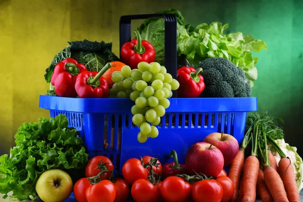 Φρέσκα βιολογικά φρούτα και λαχανικά σε πλαστικό καλάθι αγορών — Φωτογραφία Αρχείου