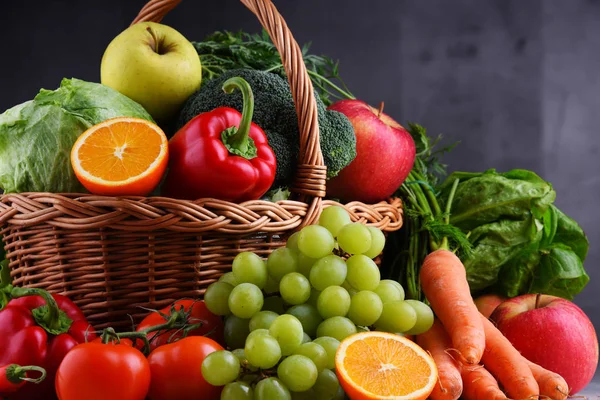 Świeże organiczne owoce i warzywa w wiklinowym koszu — Zdjęcie stockowe