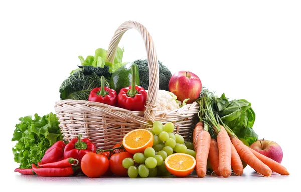 Frutas y verduras orgánicas frescas en canasta de mimbre — Foto de Stock