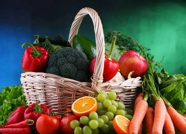 Свіжі органічні фрукти та овочі в плетеному кошику — стокове фото