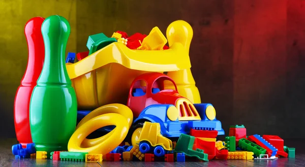 Composição com brinquedos coloridos para crianças de plástico — Fotografia de Stock