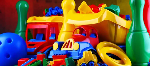 Komposition mit bunten Plastikspielzeugen für Kinder — Stockfoto