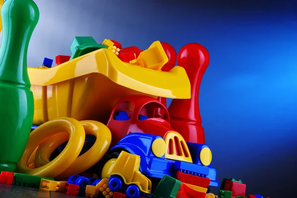Composición con juguetes coloridos para niños de plástico — Foto de Stock