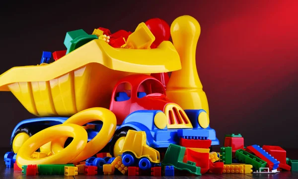 Komposition mit bunten Plastikspielzeugen für Kinder — Stockfoto