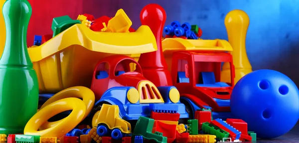 Composizione con giocattoli colorati in plastica per bambini — Foto Stock