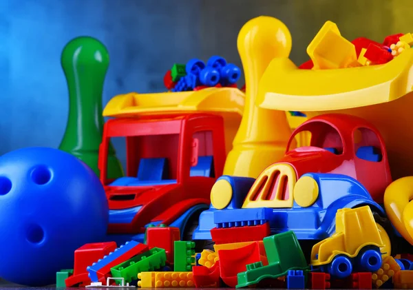 Komposition mit bunten Plastikspielzeugen für Kinder — Stockfoto
