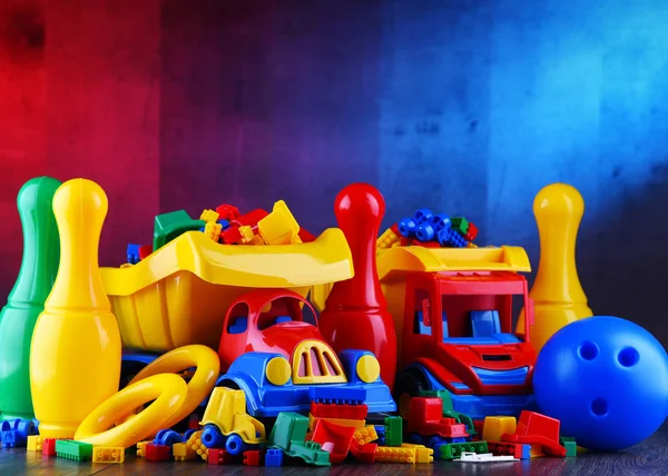 Komposition mit bunten Plastikspielzeugen für Kinder — Stockfoto