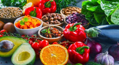 Masanın üzerinde çeşitli organik gıda ürünleri