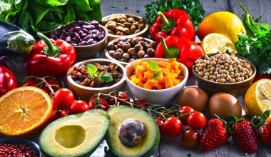 Masanın üzerinde çeşitli organik gıda ürünleri