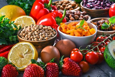 Masanın üzerinde çeşitli organik gıda ürünleri