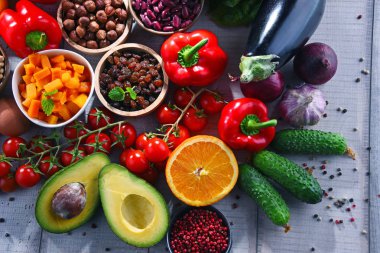 Masanın üzerinde çeşitli organik gıda ürünleri