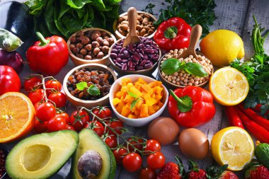 Masanın üzerinde çeşitli organik gıda ürünleri