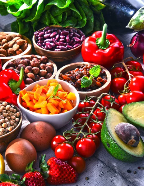 Masanın üzerinde çeşitli organik gıda ürünleri