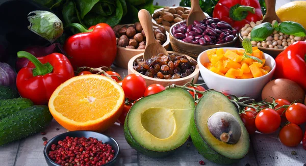 Masanın üzerinde çeşitli organik gıda ürünleri — Stok fotoğraf