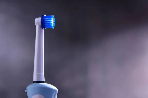 แปรงสีฟันไฟฟ้าที่ทันสมัยขับเคลื่อนด้วยแบตเตอรี่แบบชาร์จไฟได้ — ภาพถ่ายสต็อก