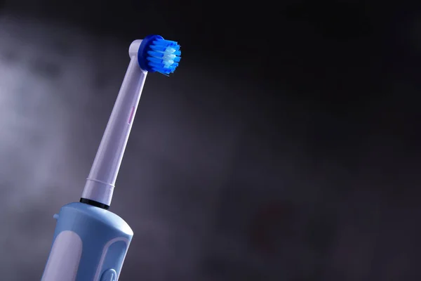 Şarj edilebilir pille çalışan modern elektrikli diş fırçası. — Stok fotoğraf