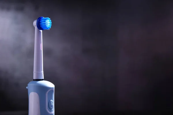 Şarj edilebilir pille çalışan modern elektrikli diş fırçası. — Stok fotoğraf