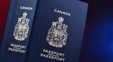 İki Kanada pasaportlu kompozisyon