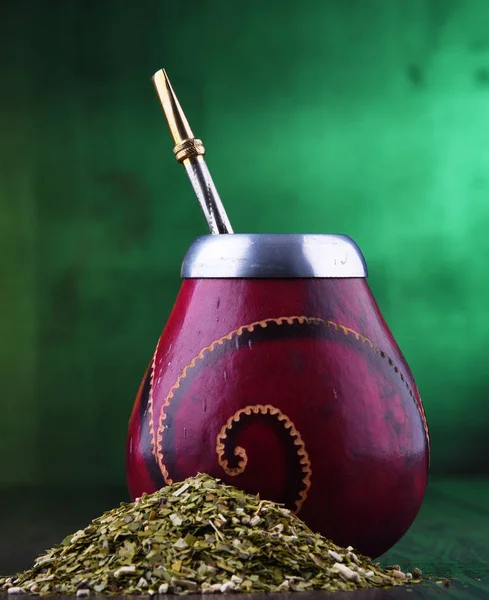 Yerba dostum Kupası ve yaprakları.