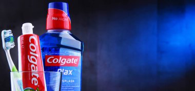 Colgate diş macunu ve diş fırçası ile kompozisyon