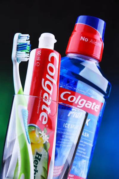 Composición con pasta de dientes Colgate y cepillo de dientes —  Fotos de Stock