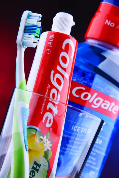 Composição com pasta de dentes Colgate e escova de dentes — Fotografia de Stock